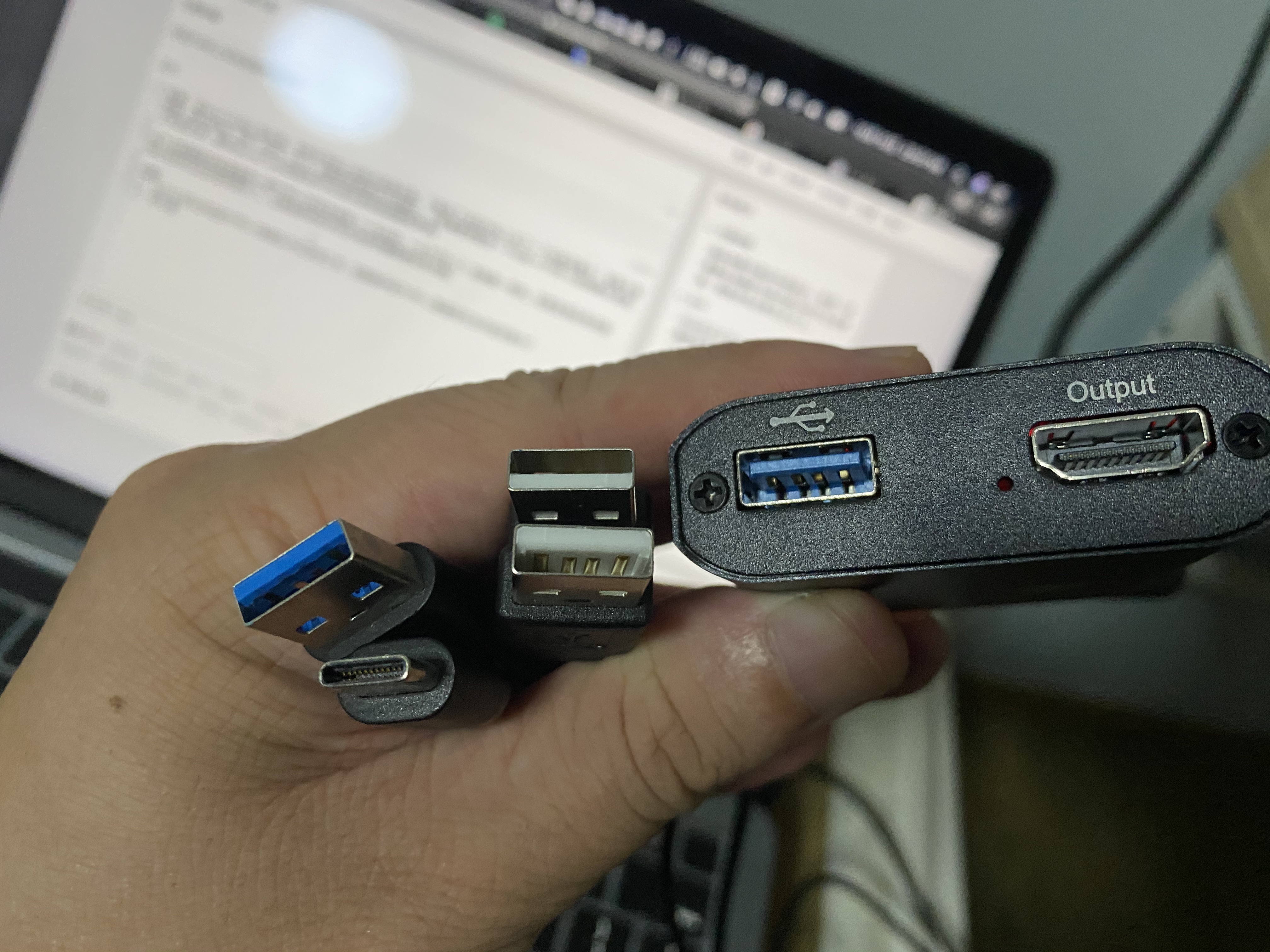 左起分别为：手机 TYPE-C 充电线，采集卡附赠双头 USB 连接线，采集卡输出端